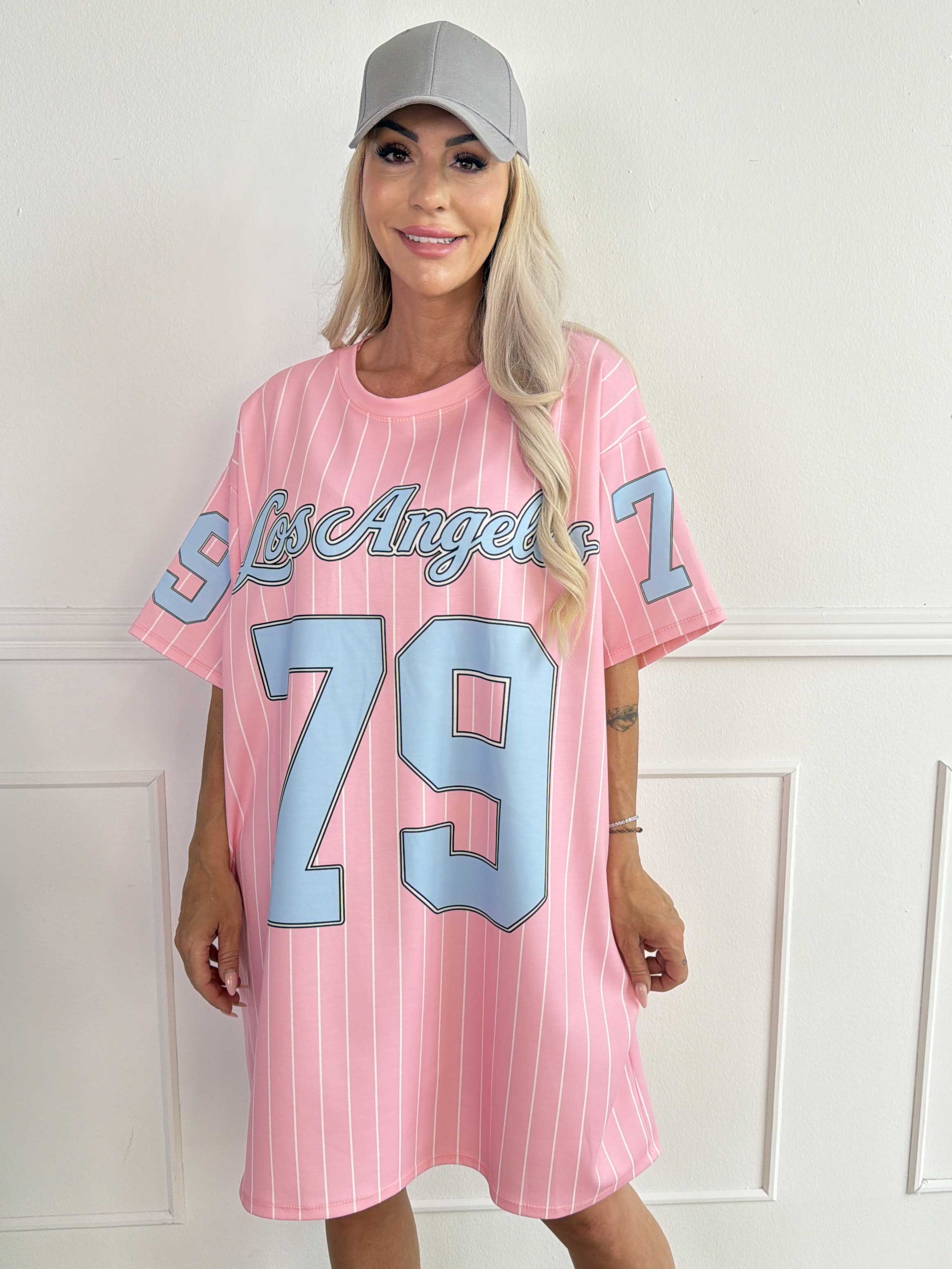 Andrea - T-shirtklänning i mjuk viskosblandning med sportig basebollinspirerad design